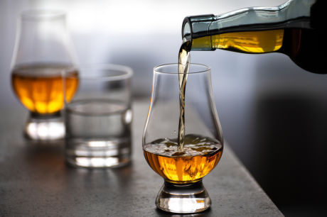 Servir du whisky irlandais
